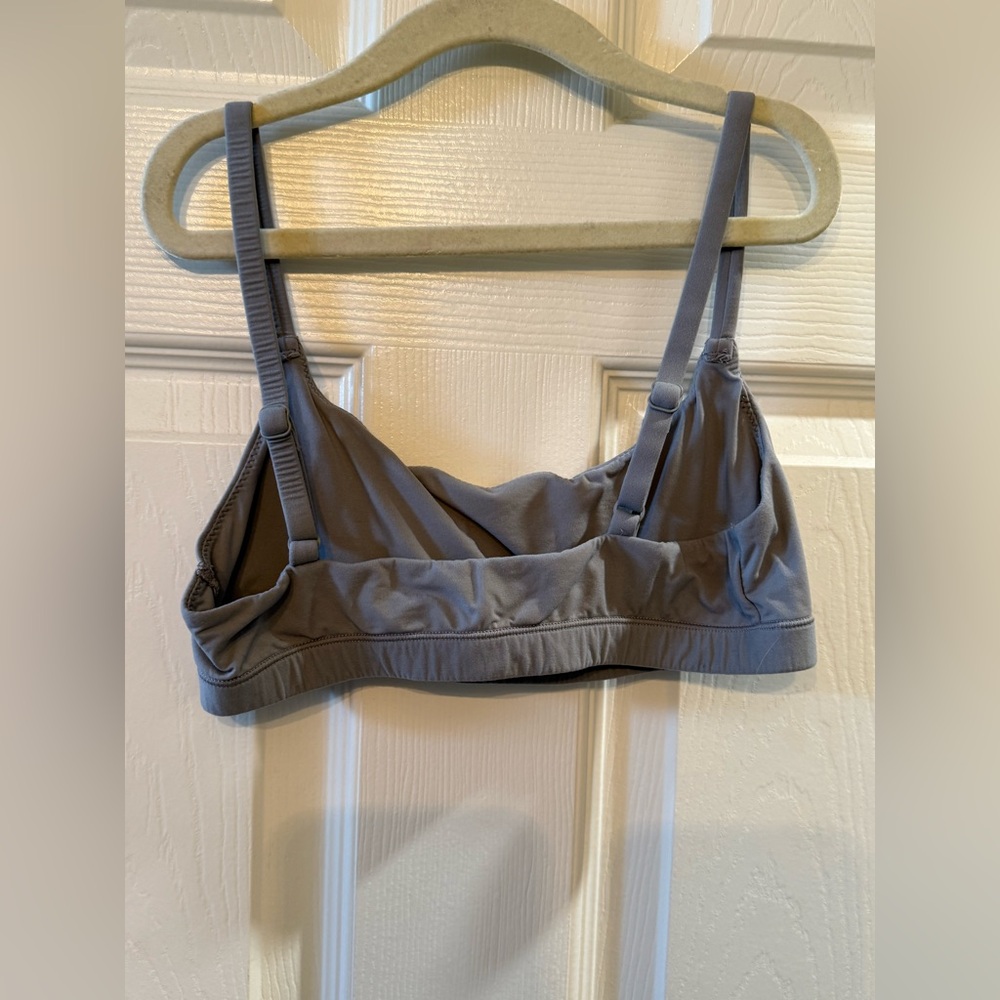 SKIMS no clasp/wire bra- adjustable straps - Picture 2 of 4